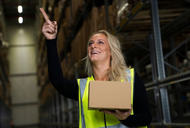Medewerker van NasWerkt die wijst naar bovenstaande punten over vacatures plaatsen