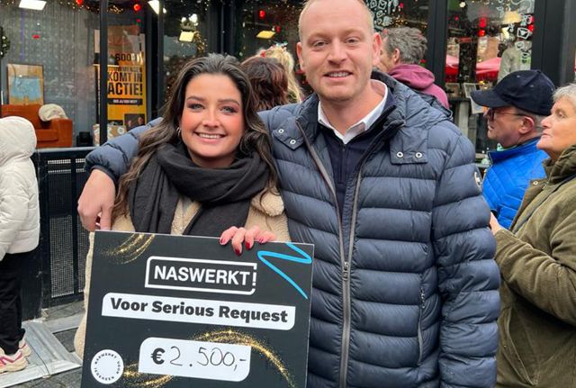 De NasWerkt collega's bij de cheque bij het glazen huis