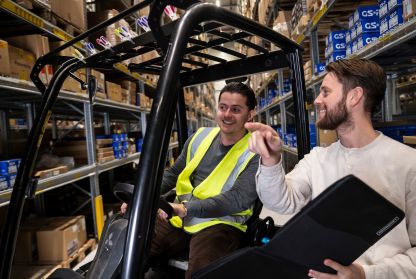 NasWerkt in een groot aantal vakgebieden - Juup en Bram in een magazijn