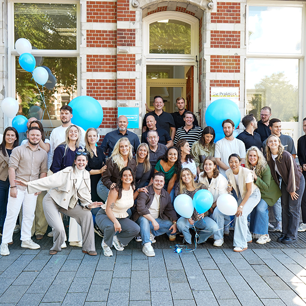 Medewerkers van NasWerkt tijdens de openingsborrel van NasWerkt Den Bosch