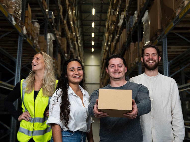 Medewerkers van Uitzendbureau NasWerkt in een magazijn