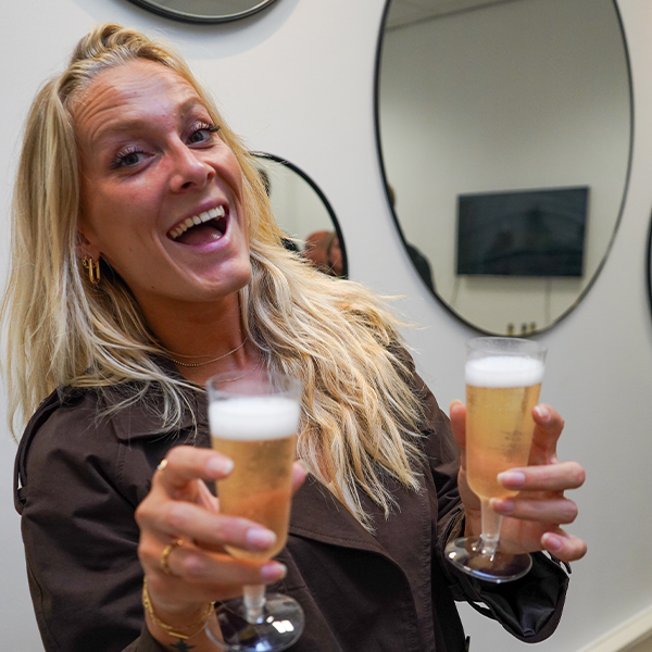 NasWerkt collega Vere met champagne