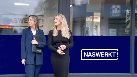 Vere en Isabelle van NasWerkt staan voor het NasWerkt pand in Waalwijk
